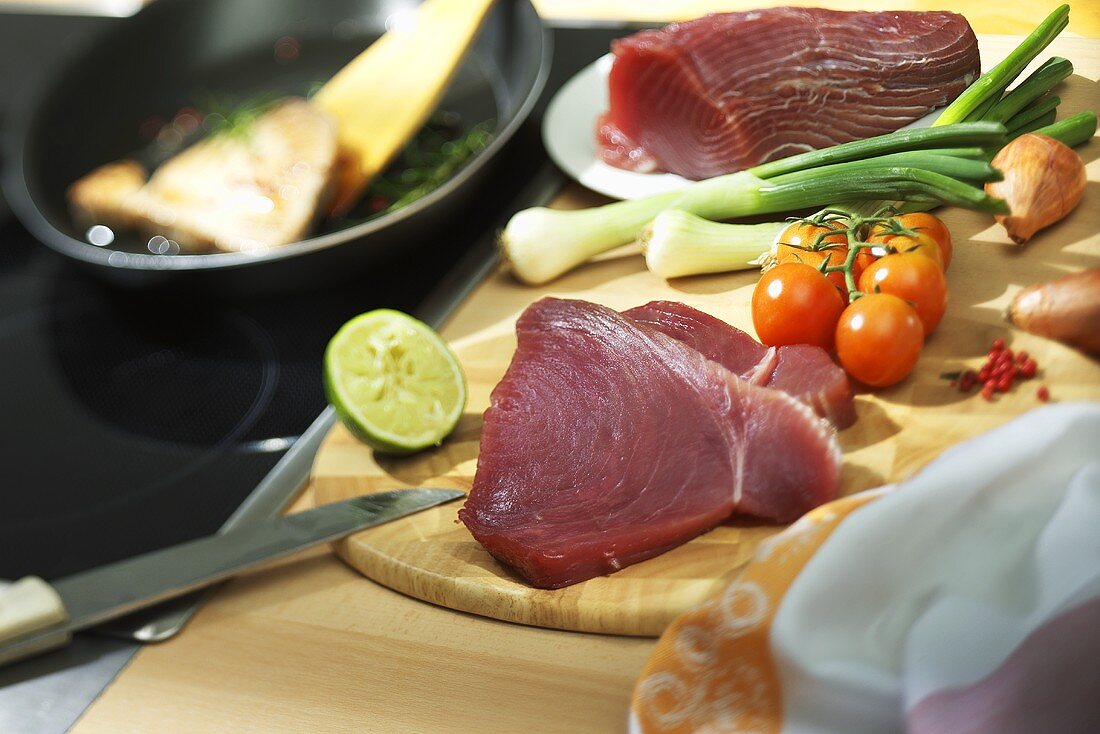 Thunfischsteak mit Gemüse und Limone auf Holzbrett