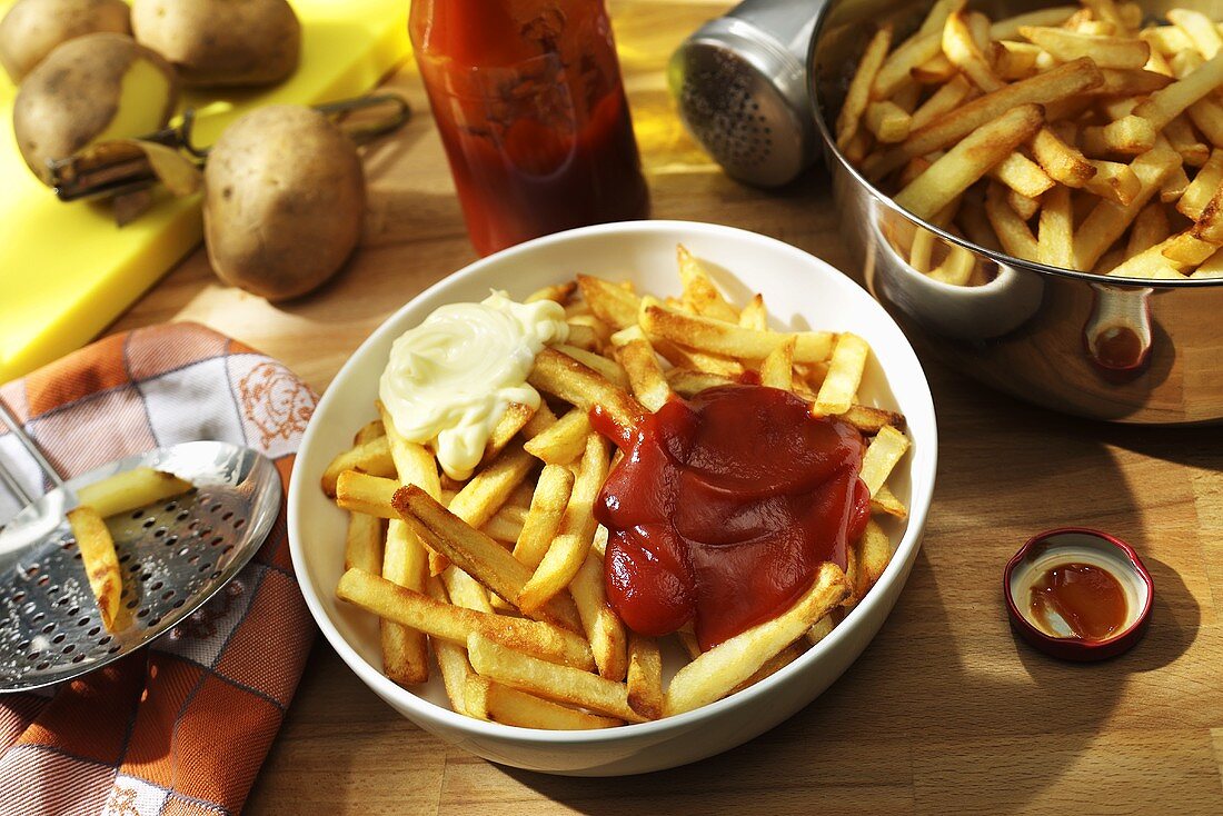 Chips with mayonnaise and ketchup