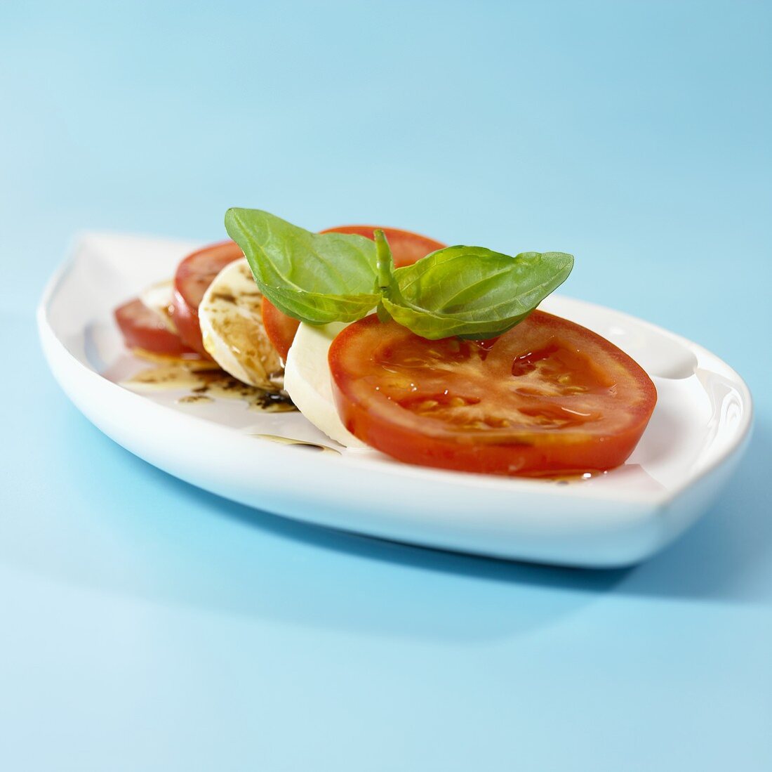 Mozzarella, Tomaten und Basilikum