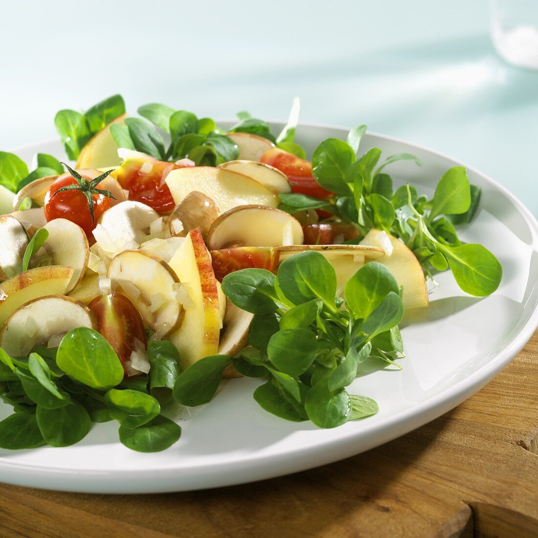 Feldsalat mit Apfel, Tomaten und Champignons