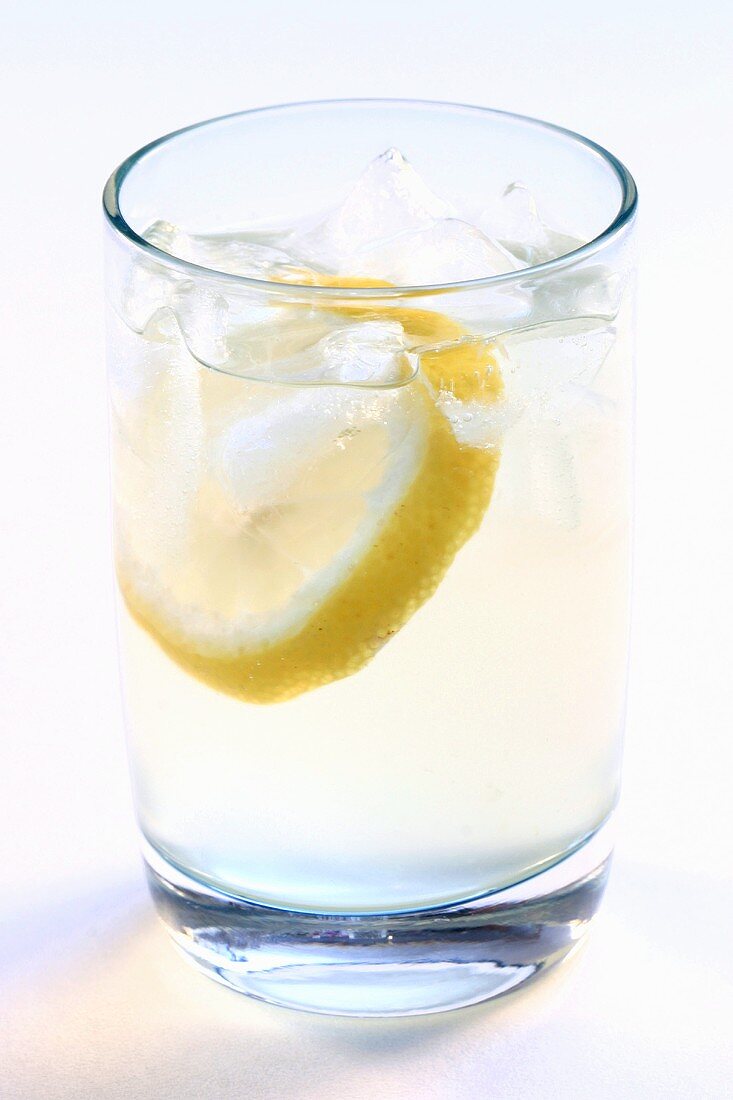 Mineralwasser mit Eis und einer Zitronenscheibe