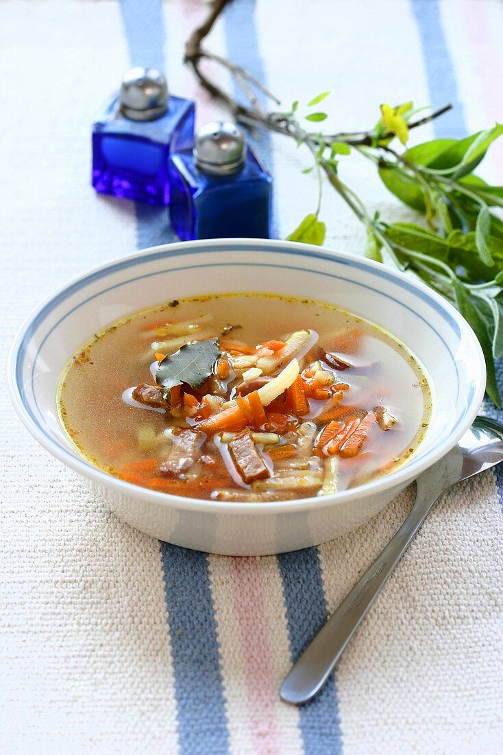 Gemüsesuppe mit Wurststücken