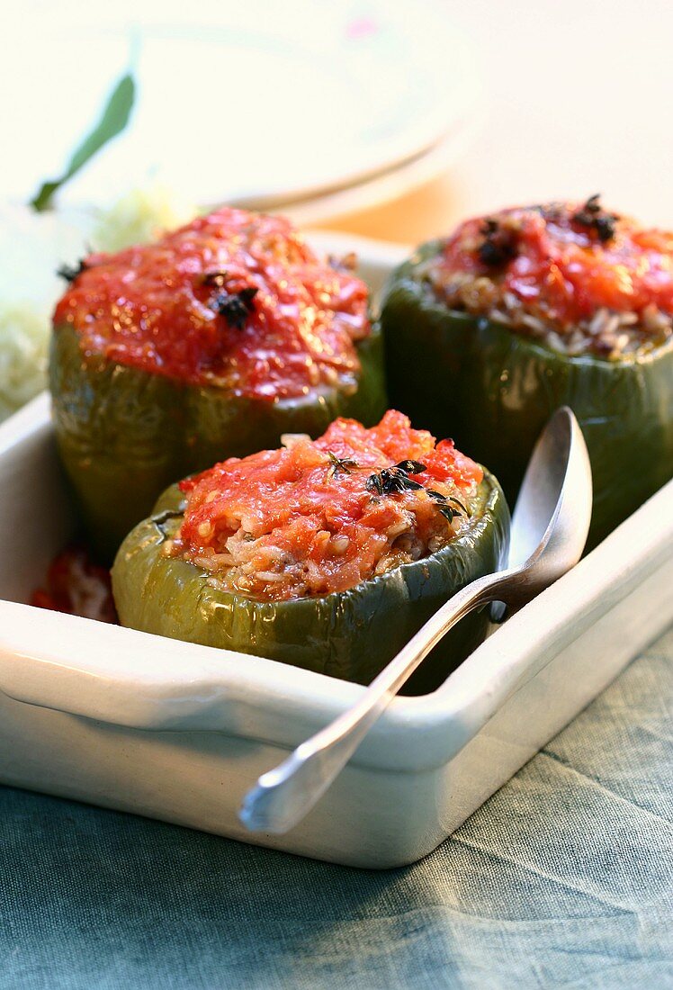 Drei mit Tomaten und Reis gefüllte Paprika