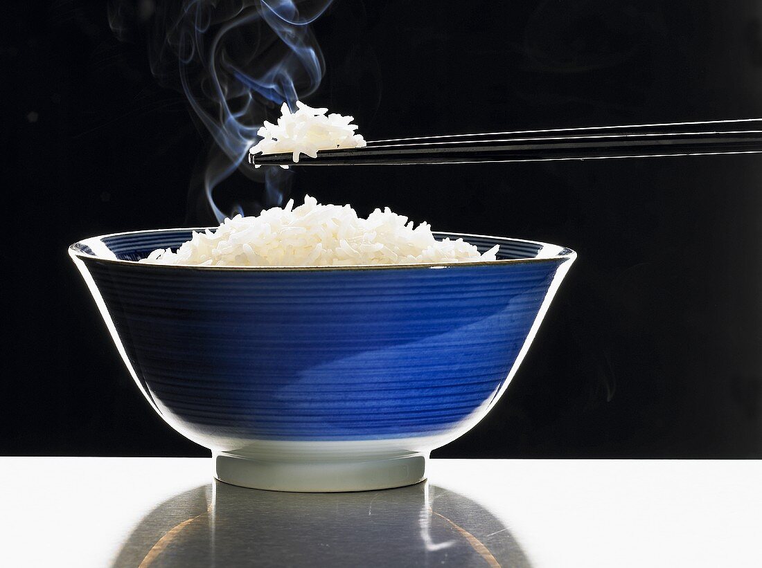 Eine Reisschale mit dampfenden Reis