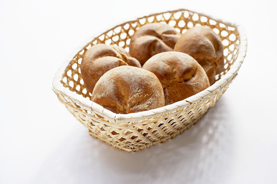 Ein Brotkörbchen mit fünf Semmeln