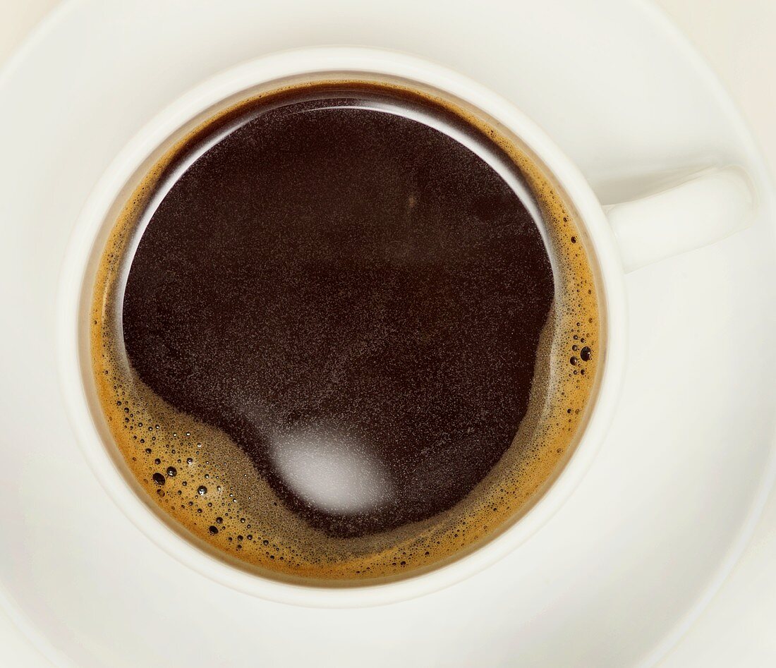 Eine Tasse frisch gebrühter, schwarzer Kaffee