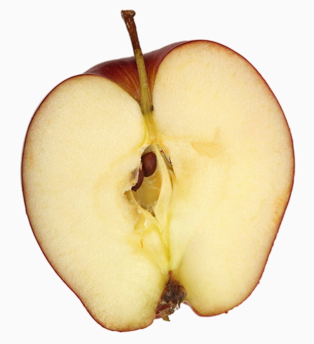 Ein halber Apfel der Sorte 'Red Delicious'