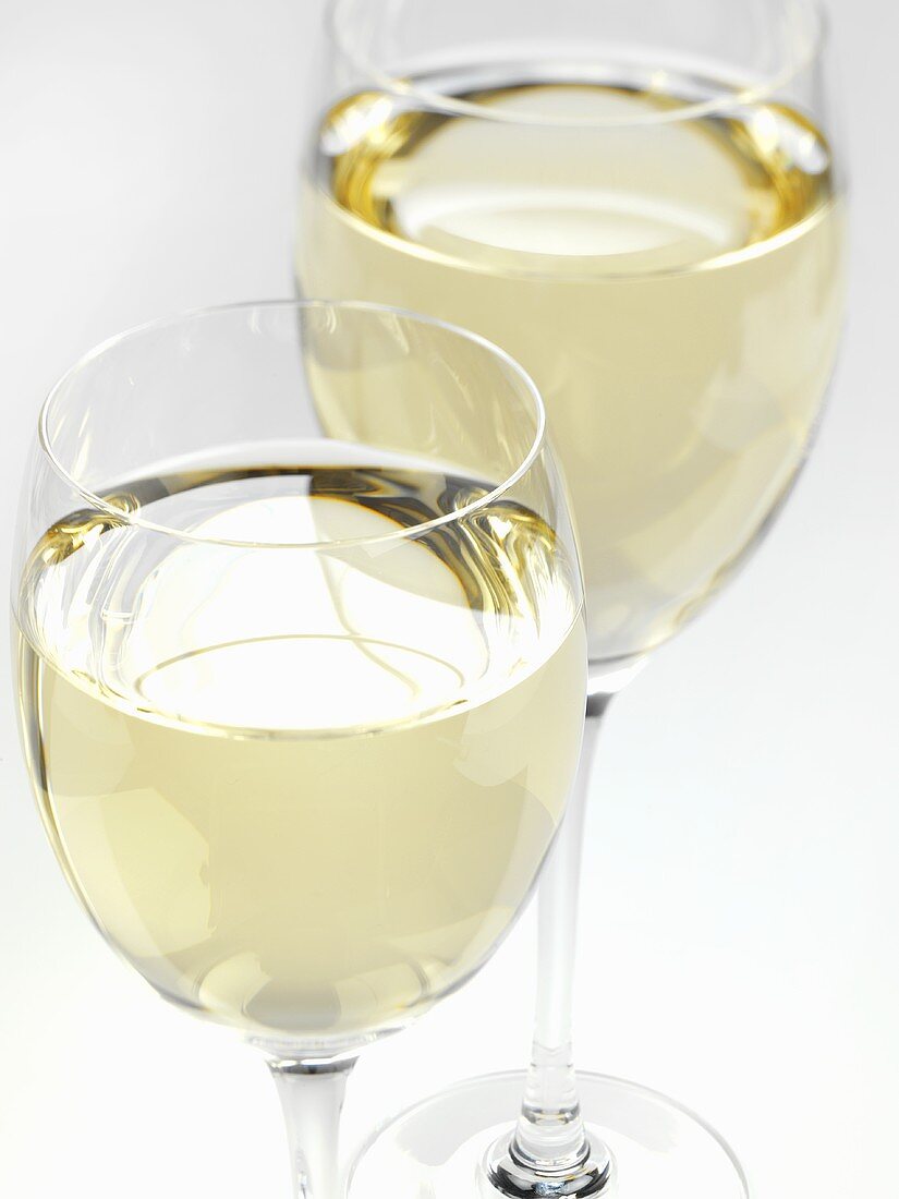 Zwei Gläser Weißwein