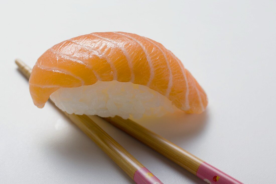 Nigiri-Sushi mit Lachs auf Essstäbchen