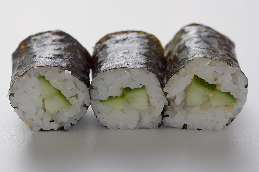Drei Maki-Sushi mit Gurke