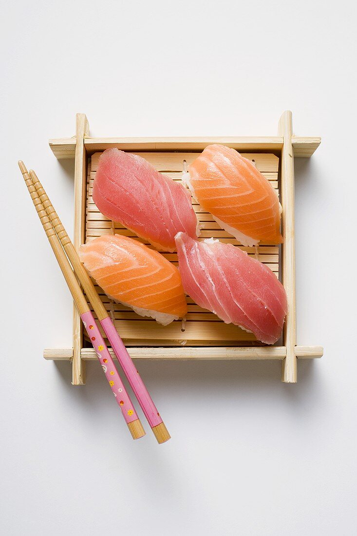Nigiri-Sushi mit Essstäbchen auf Bambusset