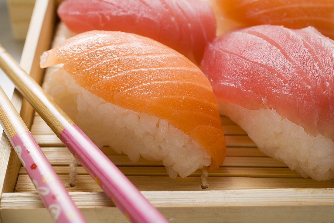 Nigiri-Sushi mit Essstäbchen auf Bambusset