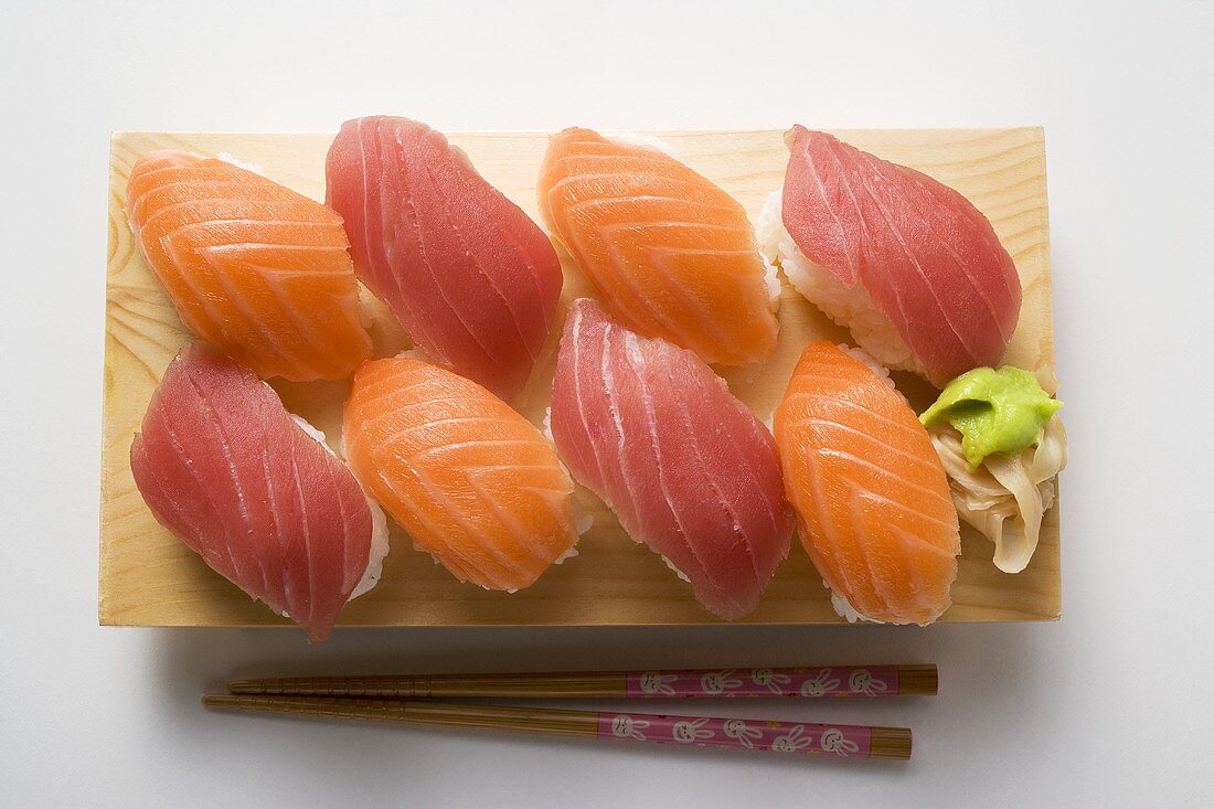 Nigiri-Sushi mit Thunfisch und Lachs auf Sushibrett