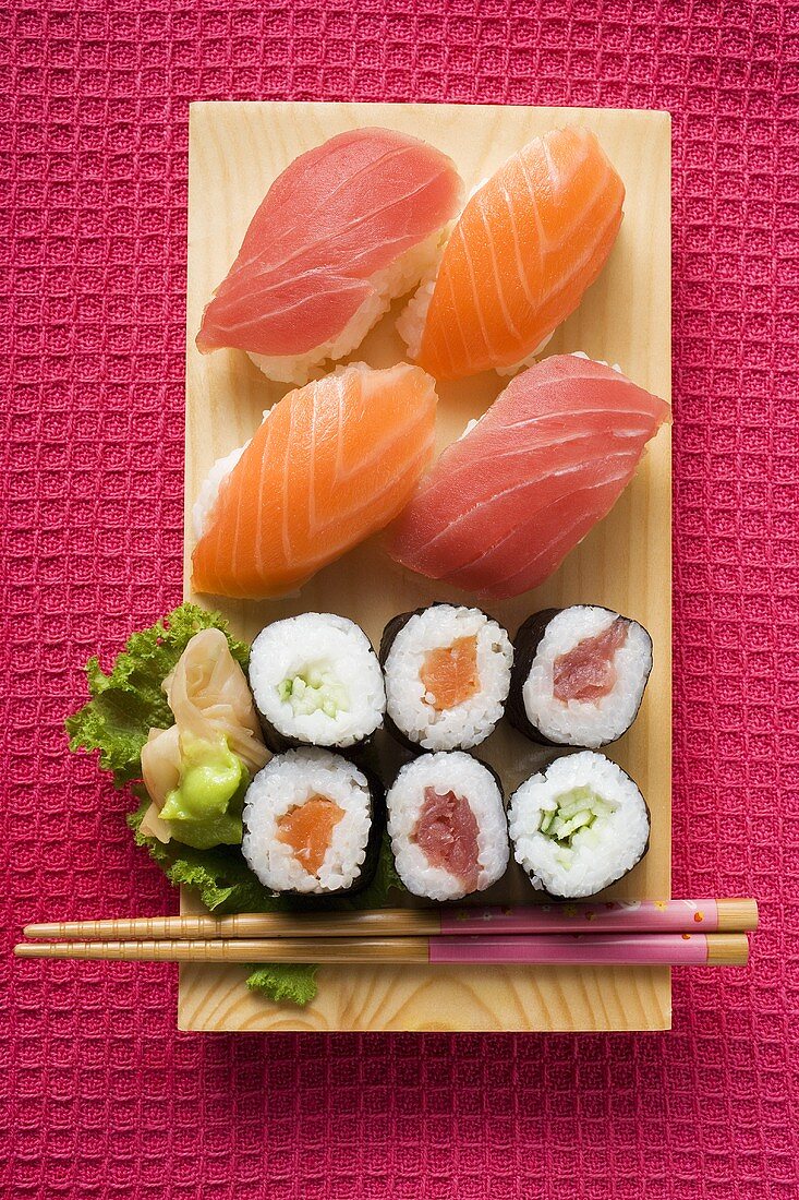 Maki-Sushi und Nigiri-Sushi auf Sushibrett