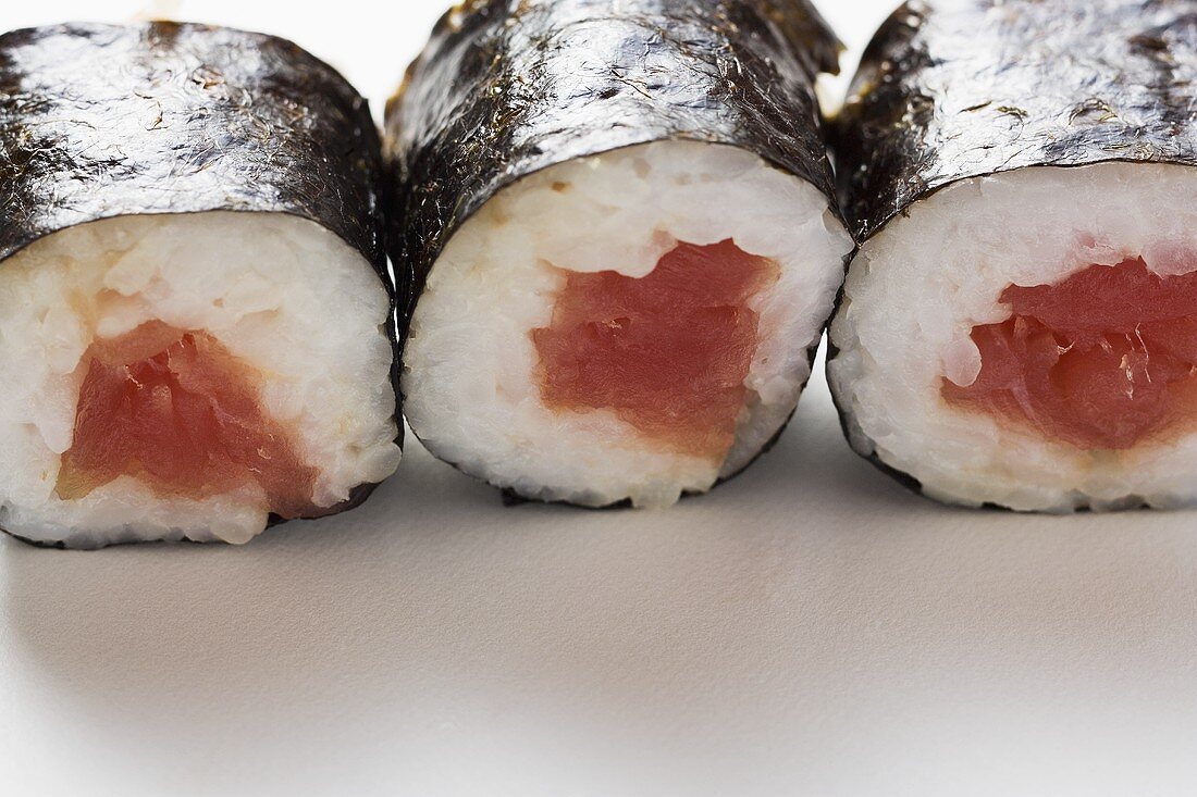 Drei Maki-Sushi mit Thunfisch