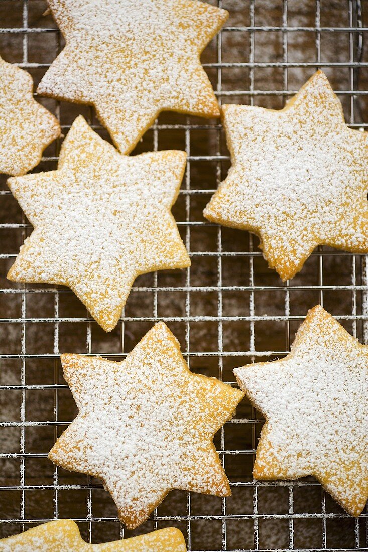 Star biscuits sprinkled with icing sugar