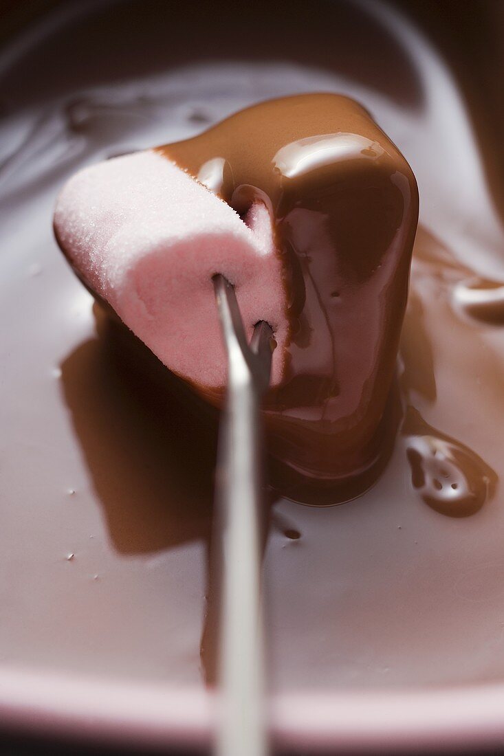 Schokoladenfondue mit herzförmigem Marshmallow