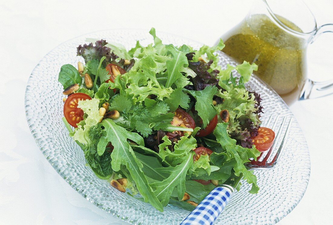 Gemischter Blattsalat mit Tomaten und Pinienkernen