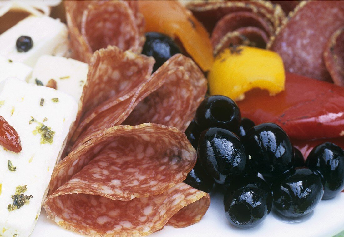 Antipasti (Salami, Käse, Oliven und Paprika)