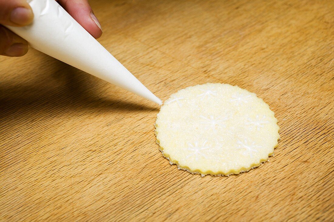 Round biscuit with piping bag