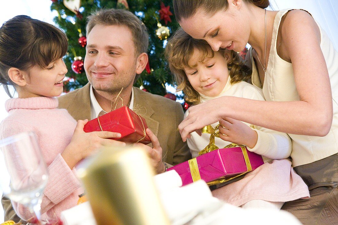 Glückliche Familie mit Weihnachtsgeschenken