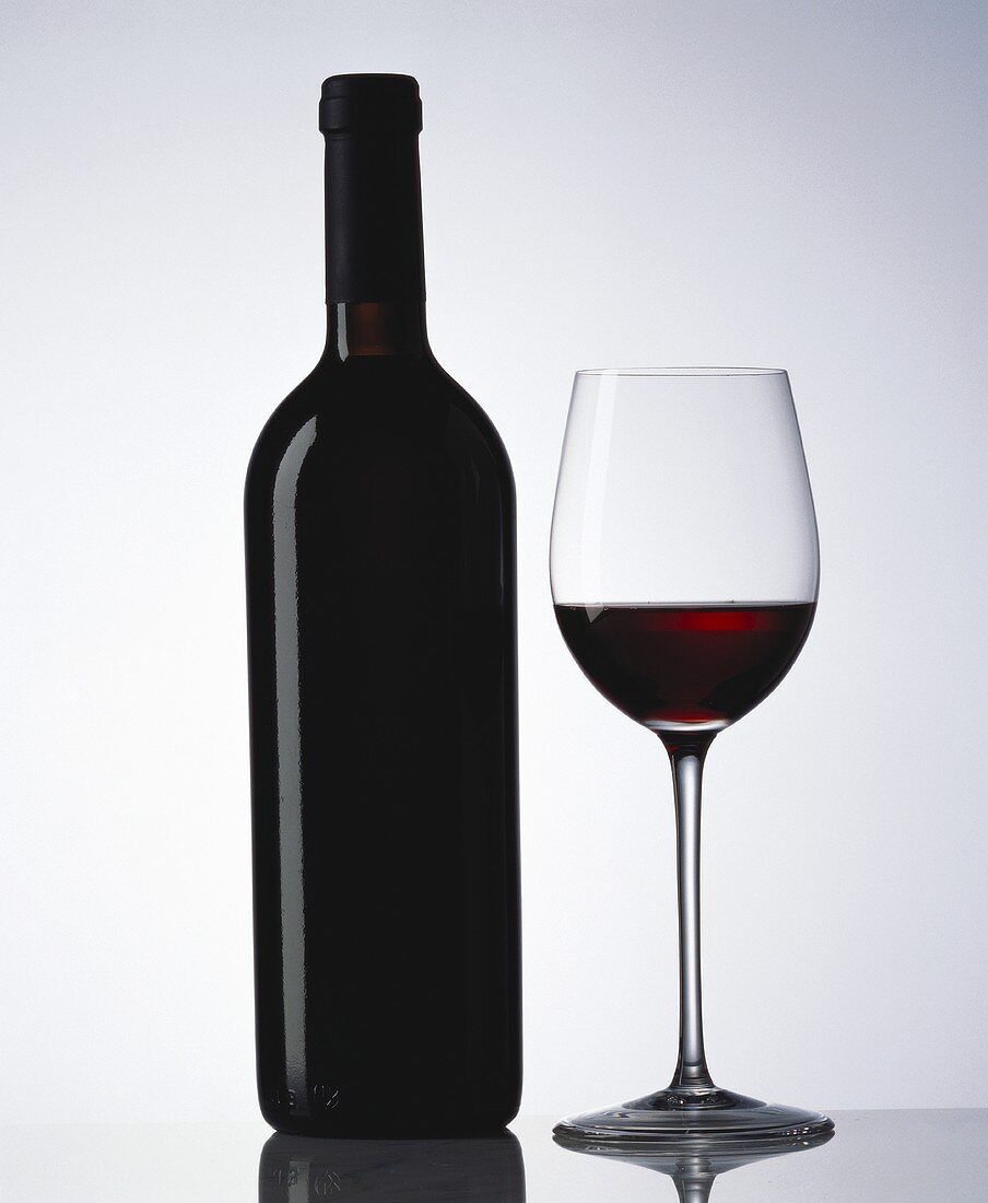 Rotweinflasche und Rotweinglas