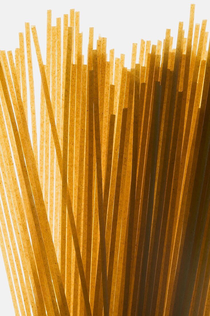 Wholemeal linguine (close-up)