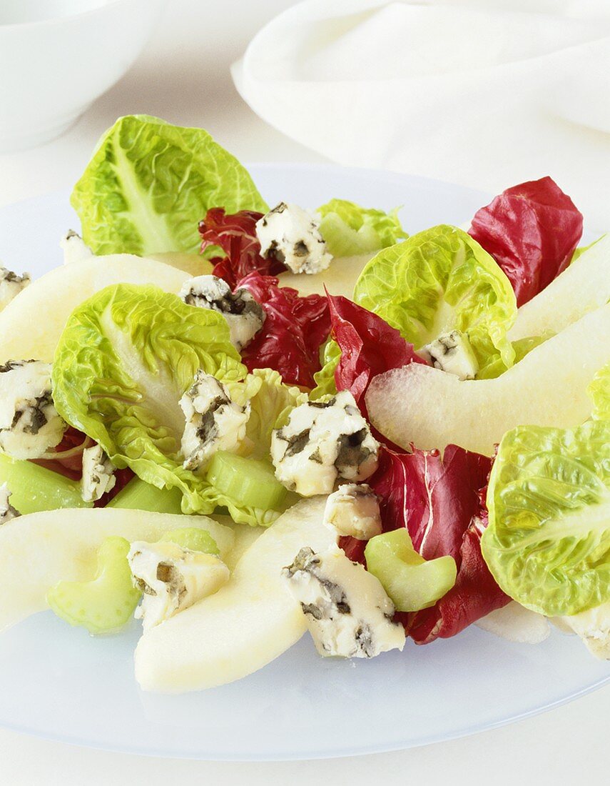 Salad leaves with celery, pears and blue cheese
