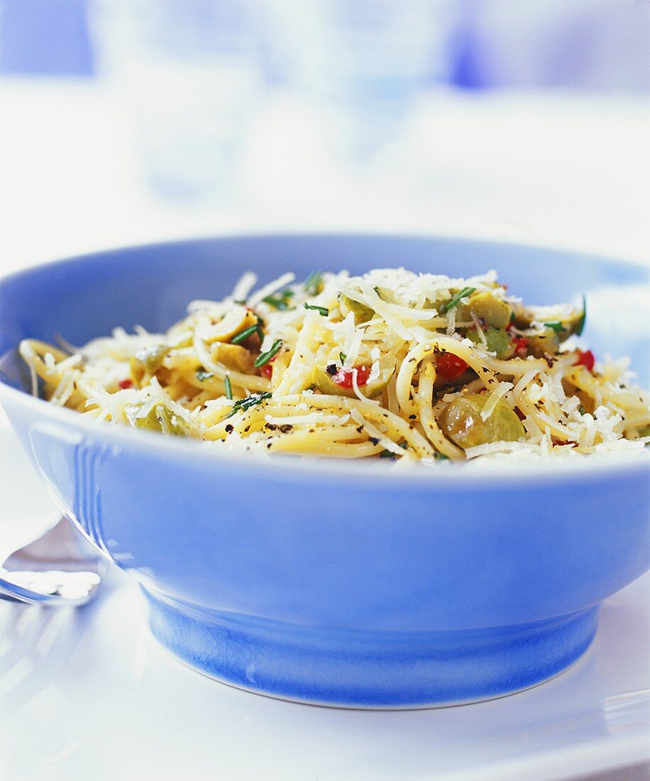 Spaghetti mit Chili, Oliven und Parmesan