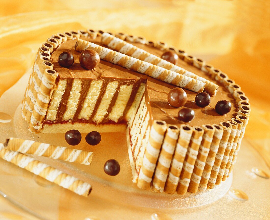 Schokoladencremetorte mit Waffelröllchen