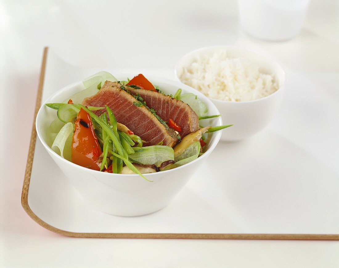 Seared Tuna (kurz angebratene Thunfischfilets) auf Salat