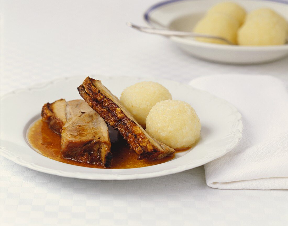 Gebratene Schweinebrust mit Kartoffelknödeln