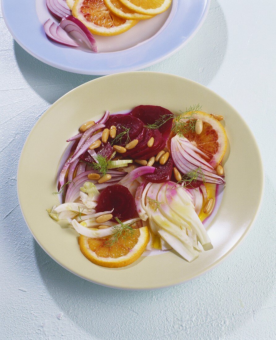 Rote-Bete-Salat mit Pampelmusen, Fencheln und Pinienkernen