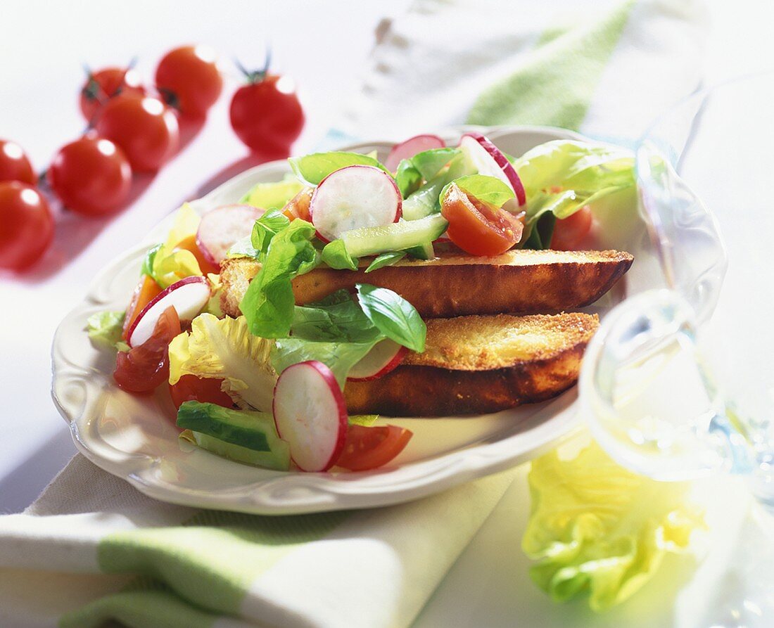 Röstbrot mit Knoblauchbutter und Radieschensalat