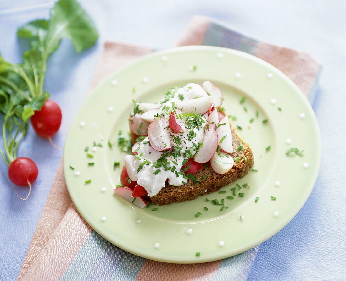 Vollkornbrot mit Frischkäse, Radieschen und Schnittlauch