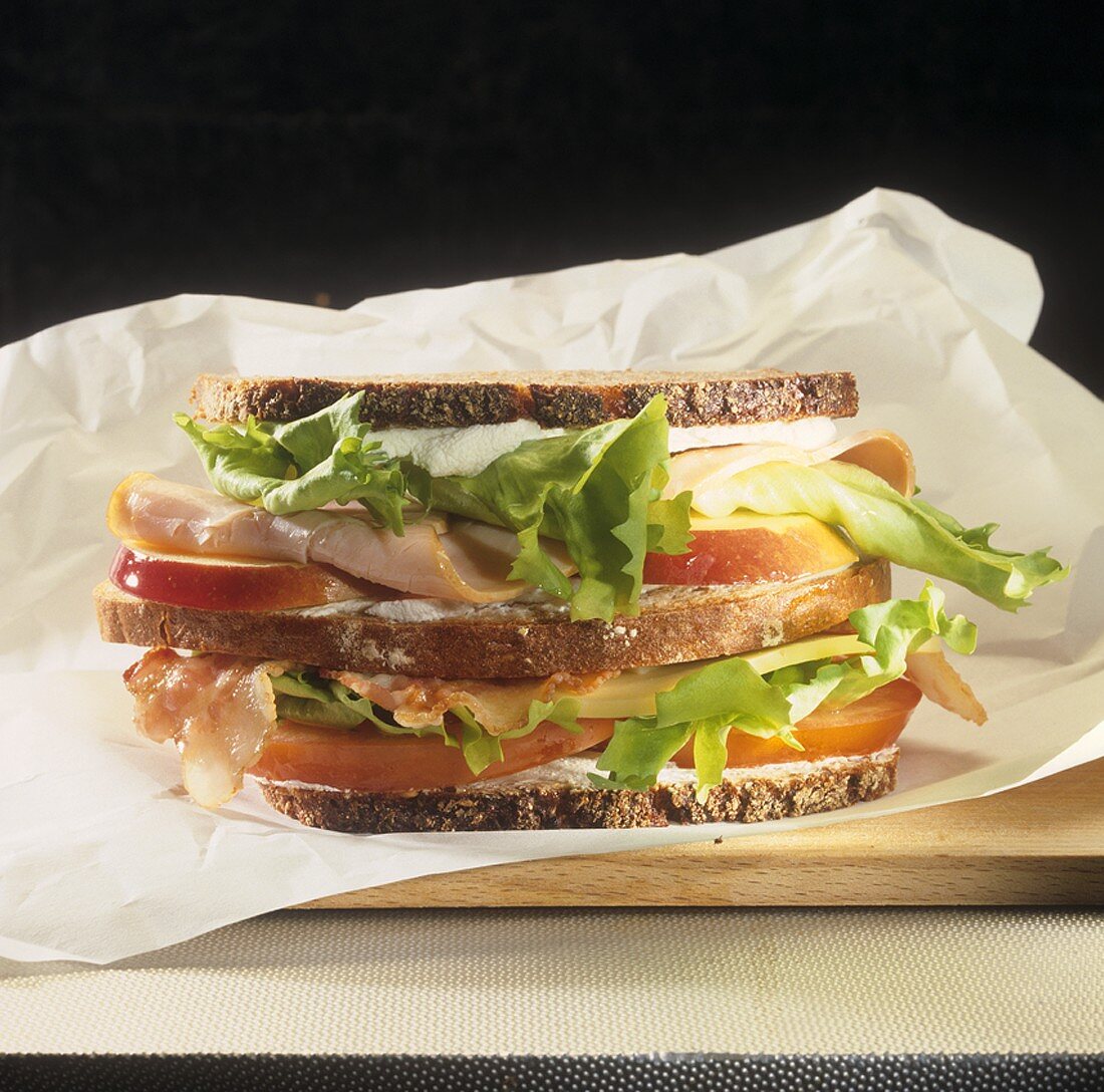Doppeldecker-Sandwich mit Putenbrust, Bacon und Käse