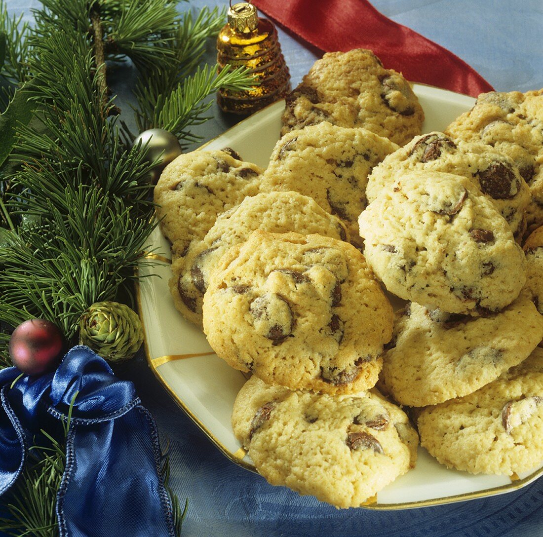 Helle Weihnachtsplätzchen mit Schokosplittern