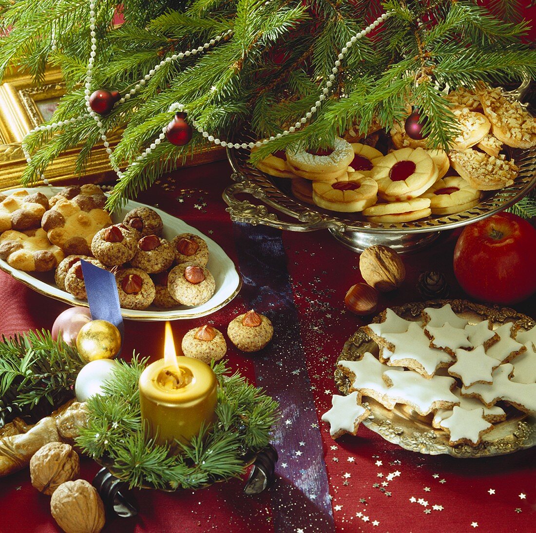 Verschiedene Pläztchen auf Tellern unterm Weihnachtsbaum