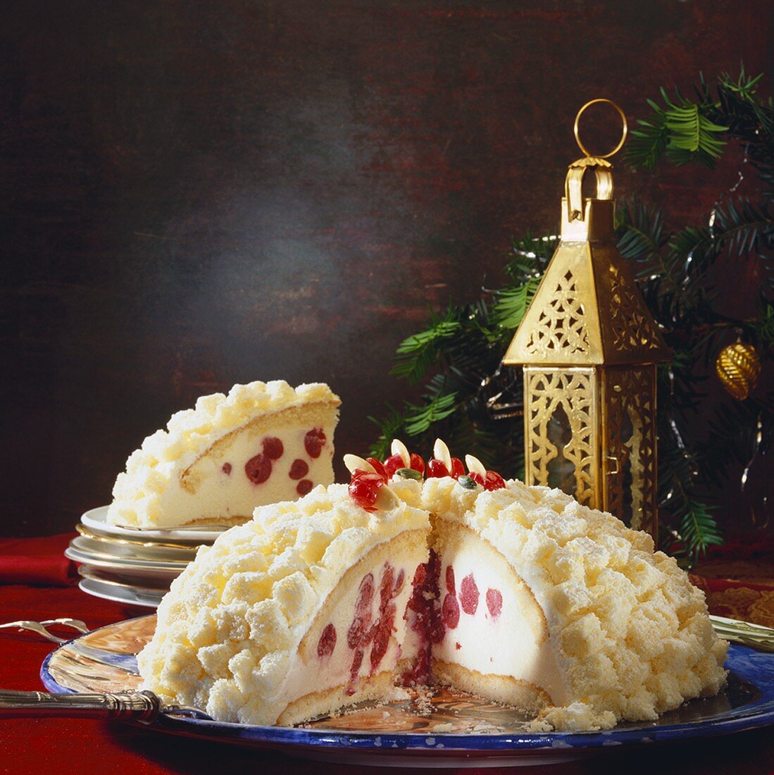 Kuppeltorte mit Kirschen, angeschnitten