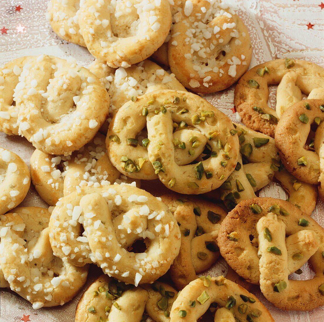 Lemon pretzels with pearl sugar and with pistachios