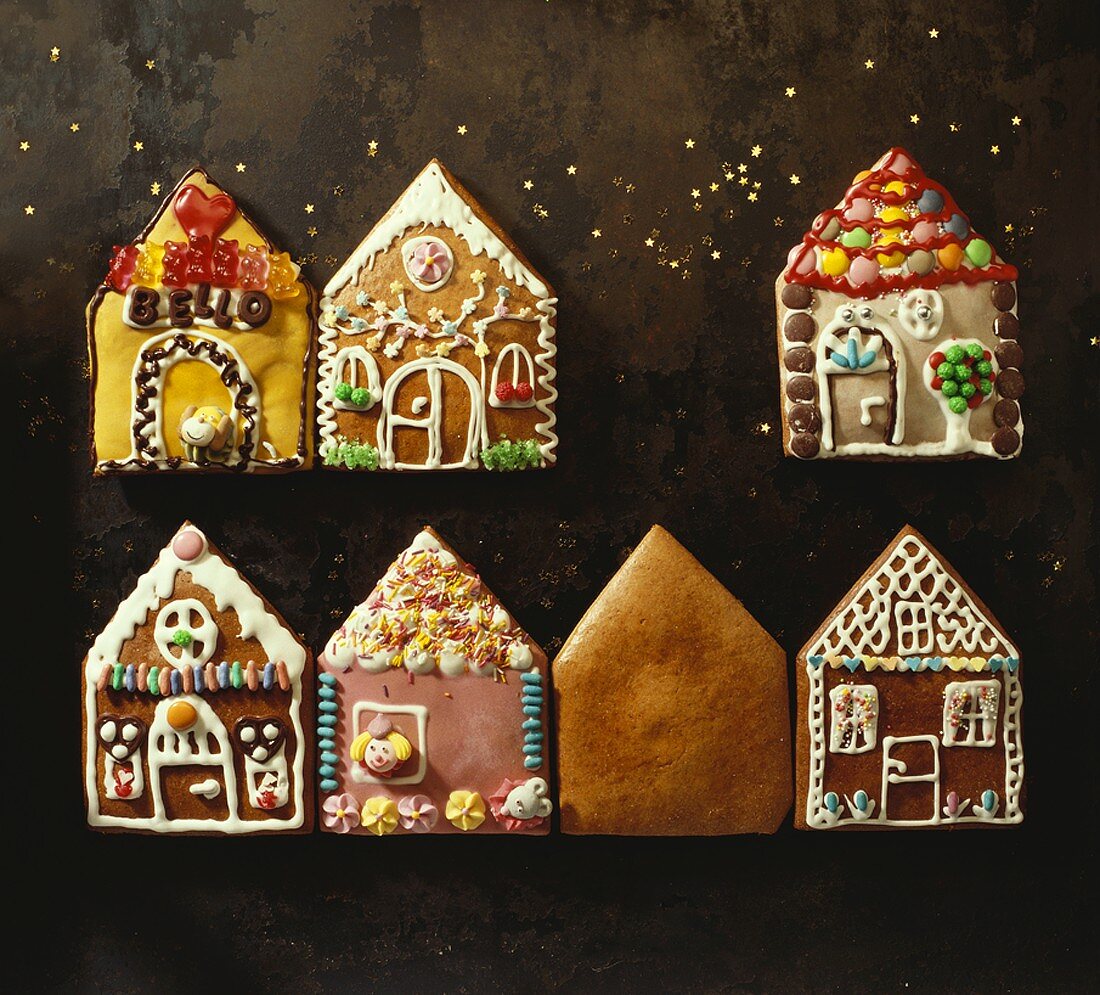 Selbst gebackene Lebkuchen in Form von kleinen Häusern