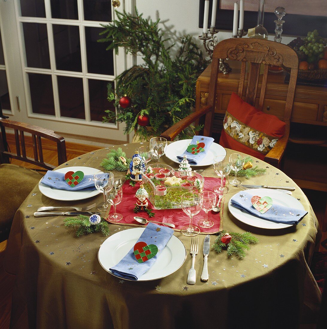 Festlich gedeckter Weihnachtstisch in Olivgrün und Rot