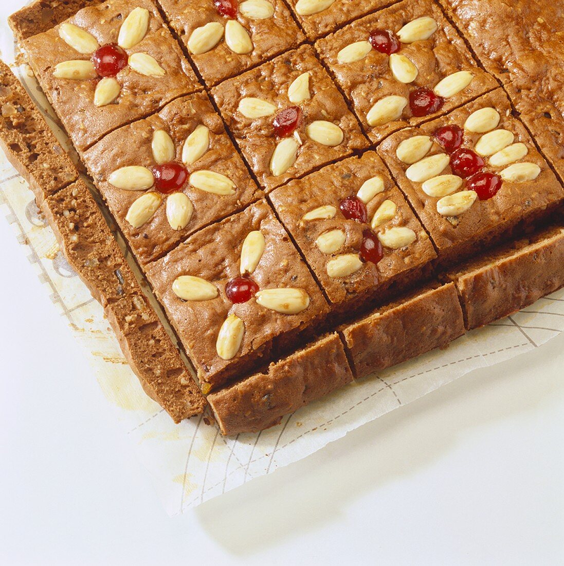 Tray-baked gingerbread with almonds