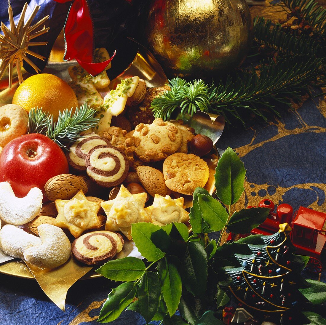 Assorted Christmas biscuits for 'Bunter Teller' (plate of biscuits & sweets)