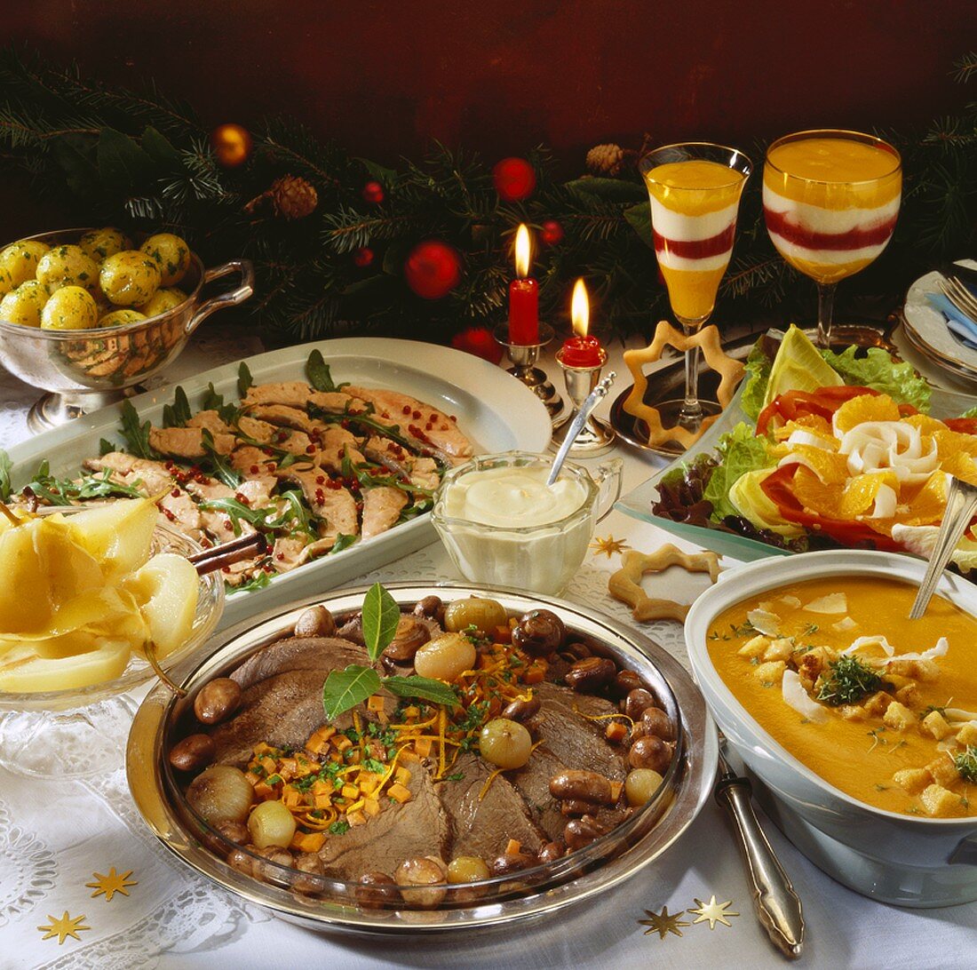 Weihnachtsbuffet mit Rinderbraten, Lachs, Suppe etc.