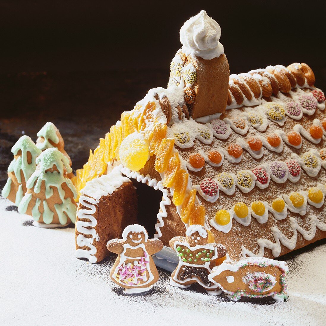 Lebkuchenhaus und kleine Lebkuchenfiguren