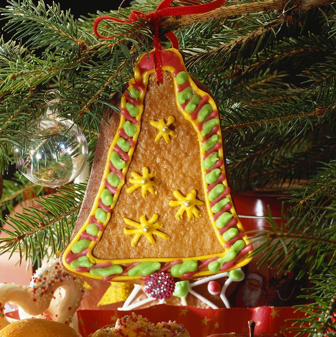 Glockenförmiger Weihnachtsbaumanhänger aus Honigkuchenteig