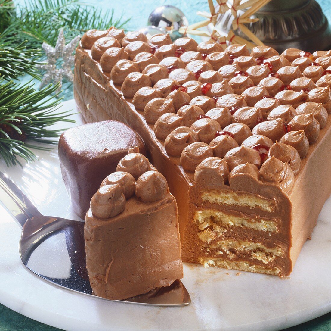 Weihnachtsbaumförmige Schokocremetorte, angeschnitten