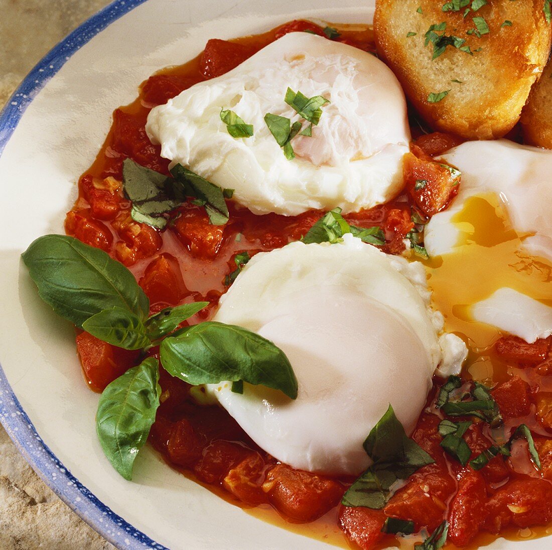 Pochierte Eier in Tomatensugo