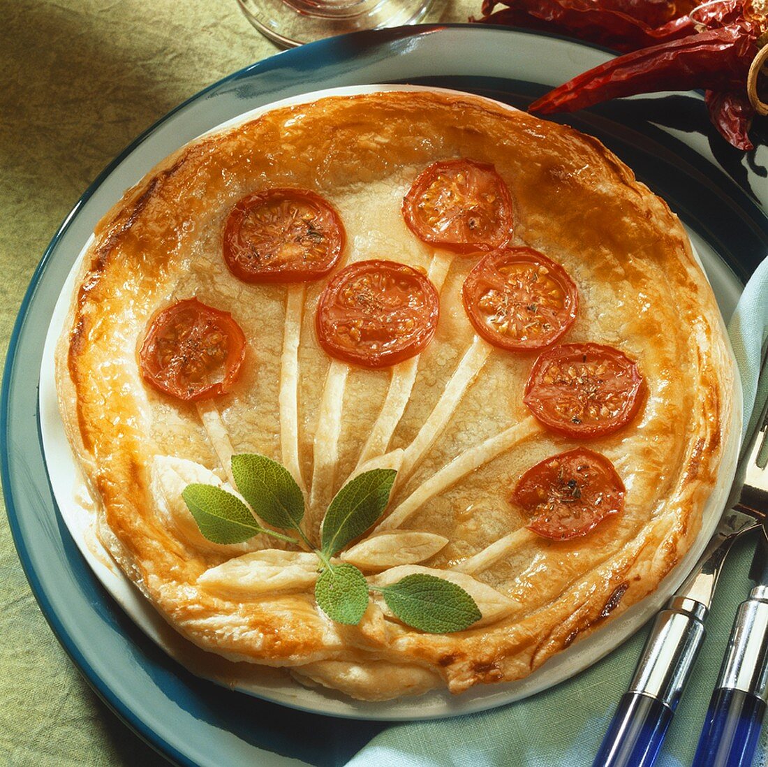 Schüsselpastete, mit Tomatenscheiben und Salbei verziert